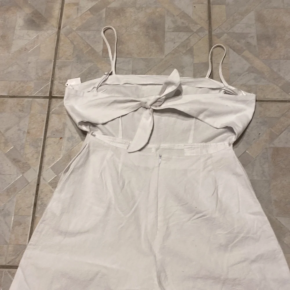 Y womens Polly solid white capris zipper sleeveless jumper size 14.  EUC